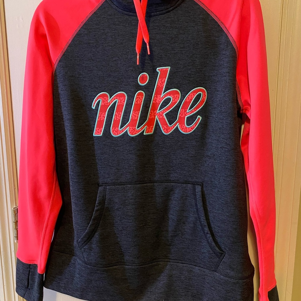 Nike Women Therma-fit Hoodie. With pockets and draw string hood.
